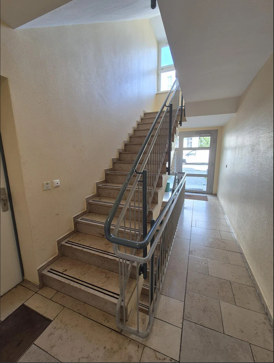 Hausflur mit Treppenaufgang und Aufzug