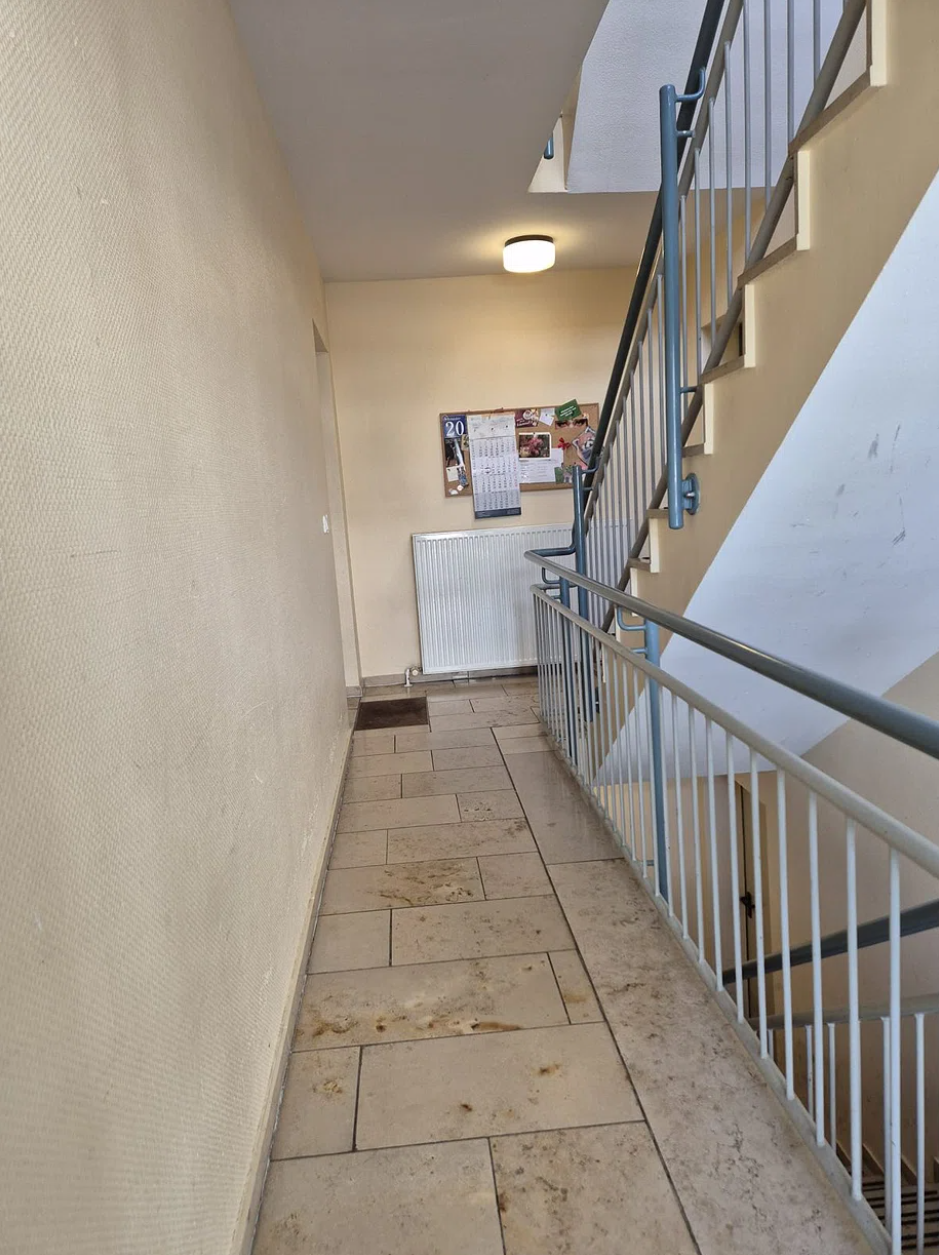 Hausflur mit Treppenaufgang und Aufzug