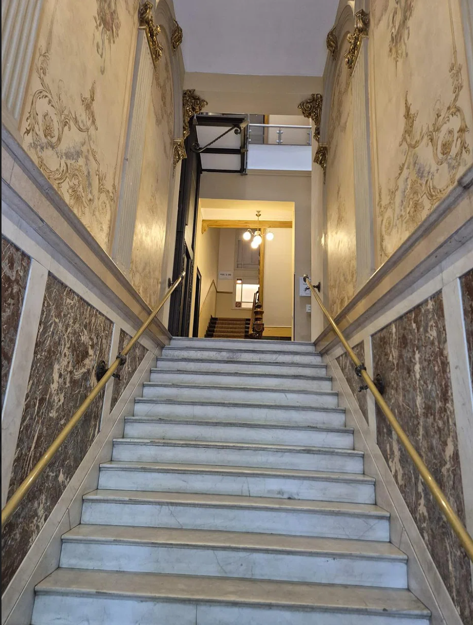 Hausflur mit Treppenaufgang und Aufzug