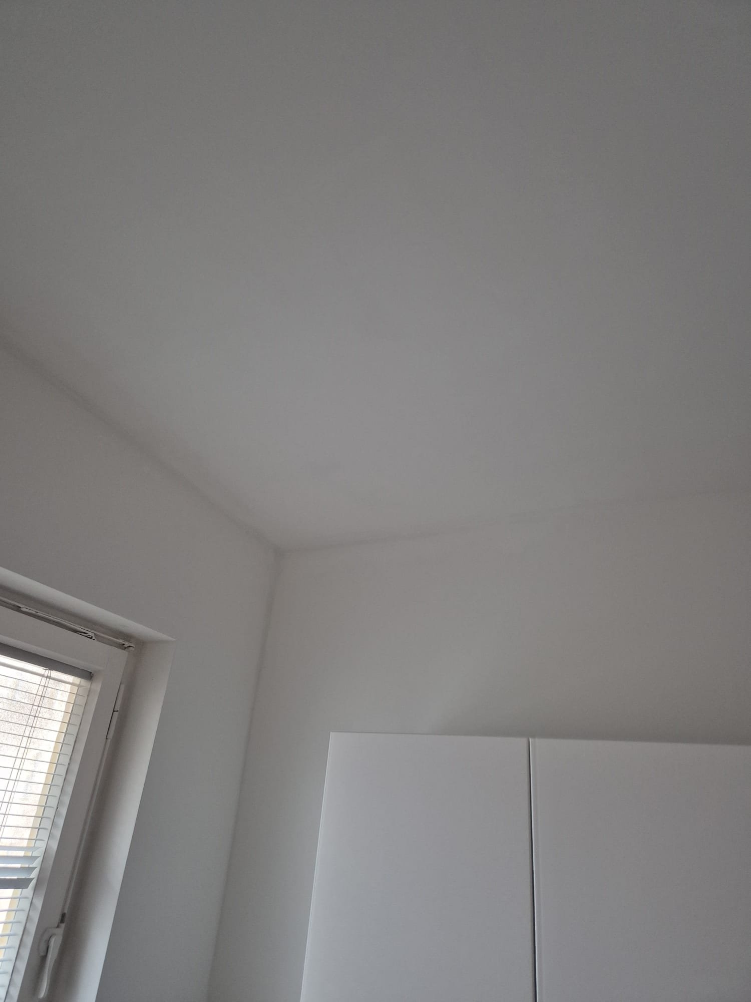 Badezimmer mit erneuerter Deckenleuchte und Fenster